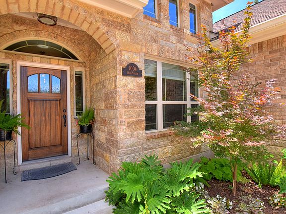4th image of 1004 Oak Hollow Dr