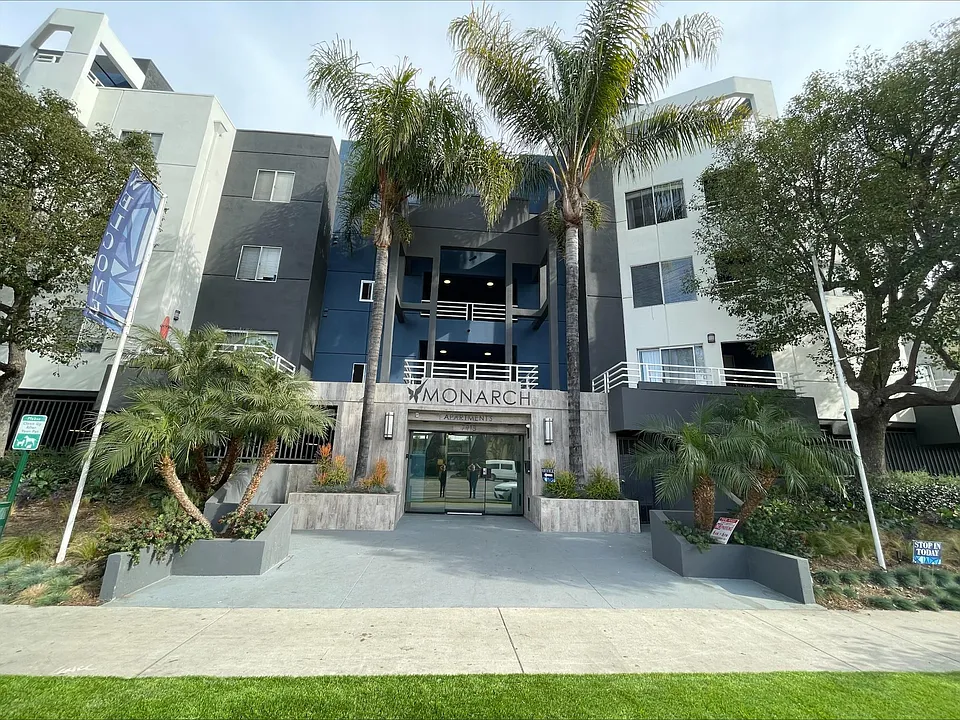 7918 Reseda Blvd
