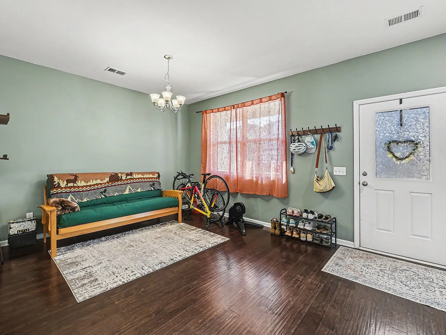 4 bed, 2.5 bath, 2100 sqft, $2,500 — Photo 3
