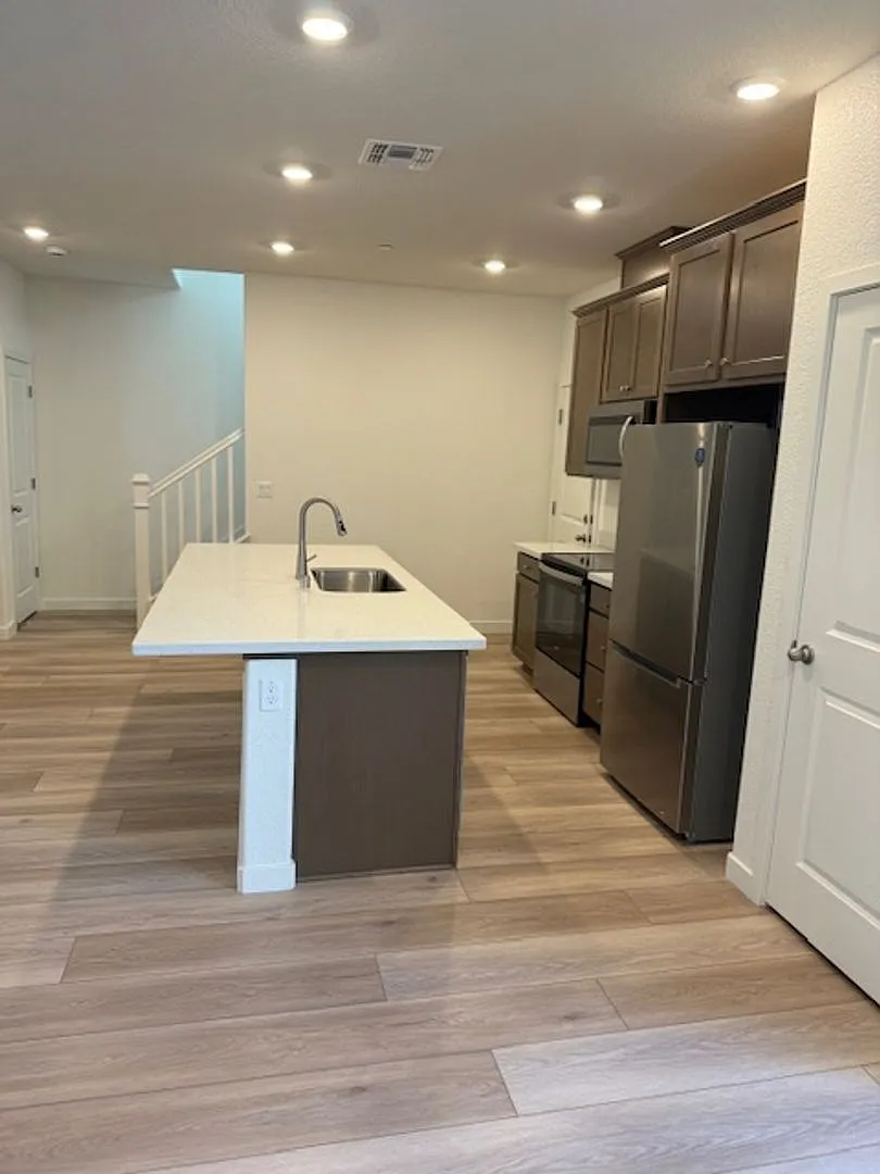 Spacious & Stylish 3-Bedroom Townhome Near Twelve Bridges — Photo 3