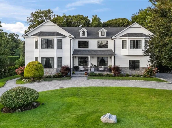 105 Woodhill Lane, Manhasset, NY 11030