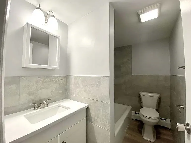 Oakland Beach Apartments — Photo 3