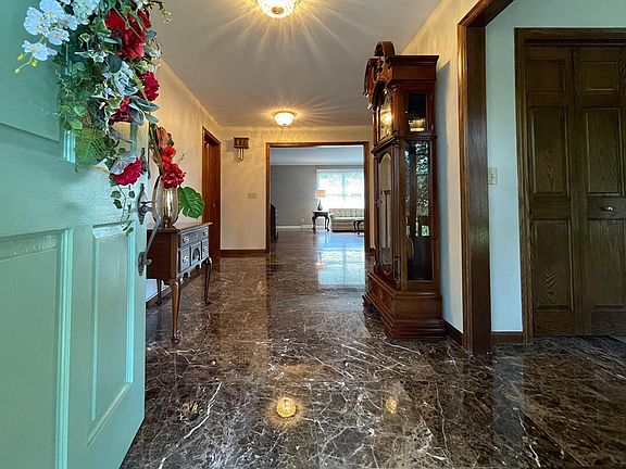 2nd image of 3231 Chateau Dr