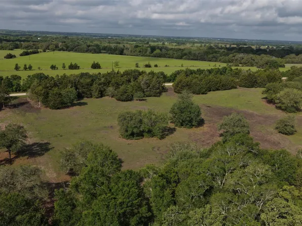 8 Baranowski Rd, Brenham, TX 77833