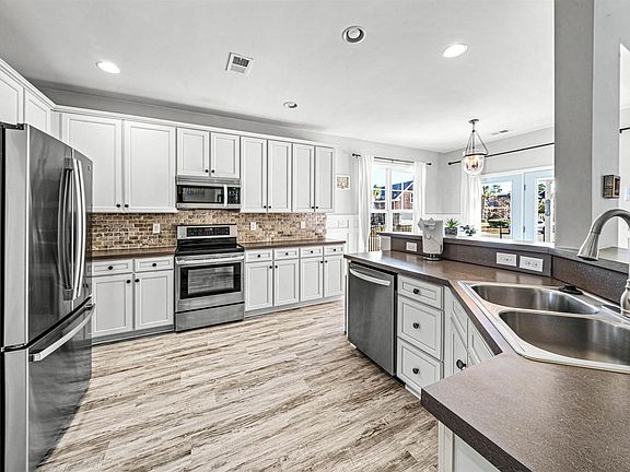 4th image of 1047 Brentford Pl.