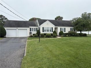 38 Bradish Ln, Bay Shore, NY 11706