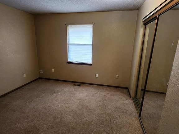 5th image of 724 NE Barnes Dr APT B