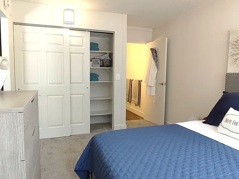 Center Square Apartments — Photo 26