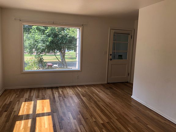 3rd image of 610 NE Gray Ln