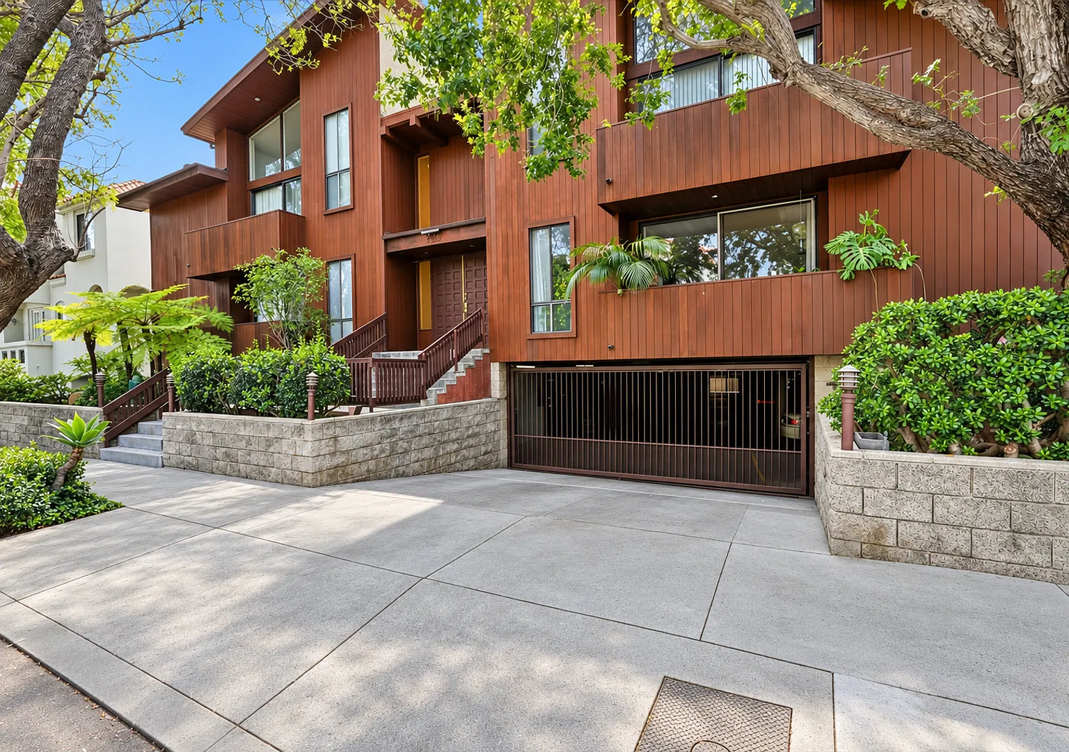 Bright & Airy, 2br2.5ba Townhouse W/ Dual Primary Suites, Fenced Patio & 2-Car Gated Parking In W... — Photo 3
