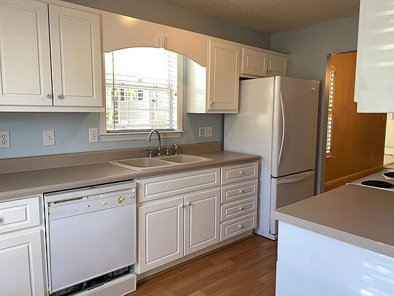 3rd image of 141 Singletree Ln