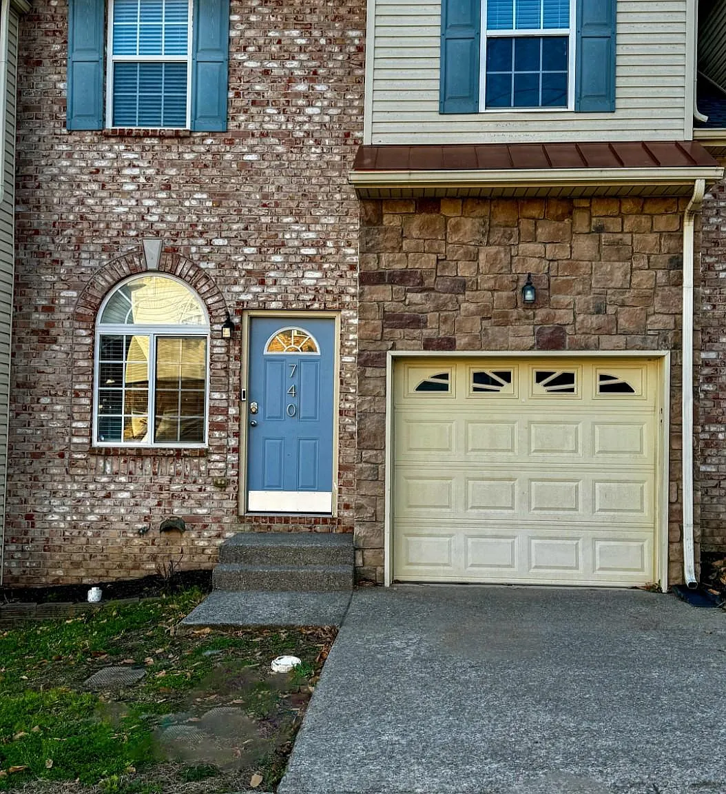 3 bed, 2.5 bath, 1450 sqft, $2,400 — Photo 1