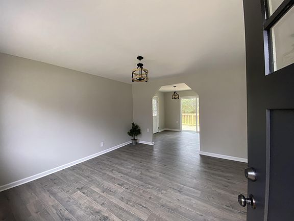 4th image of 119 W Westbury Dr