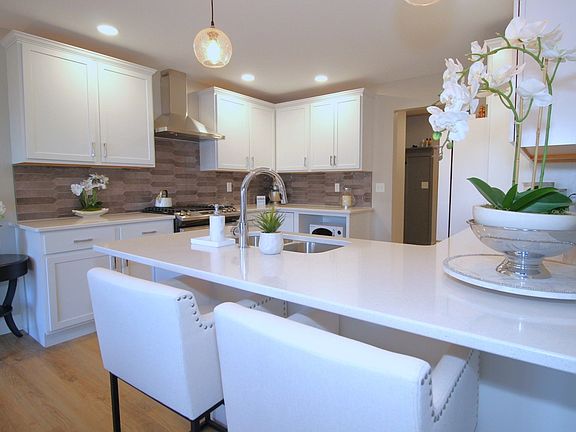 2nd image of 425 Jenny Ln #B