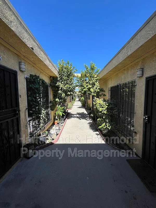 2 bed, 1.0 bath, 857 sqft, $1,995 — Photo 2