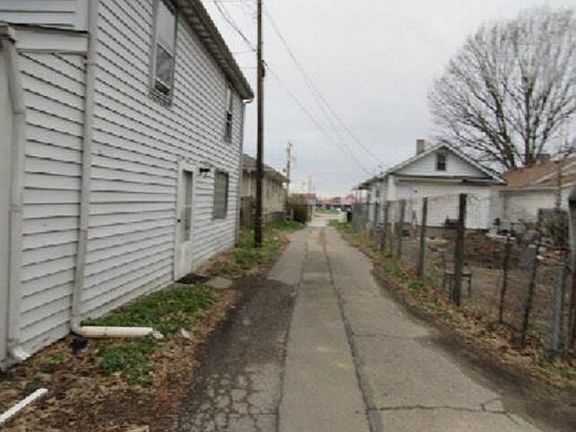 Exterior Neighborhood (street photo)