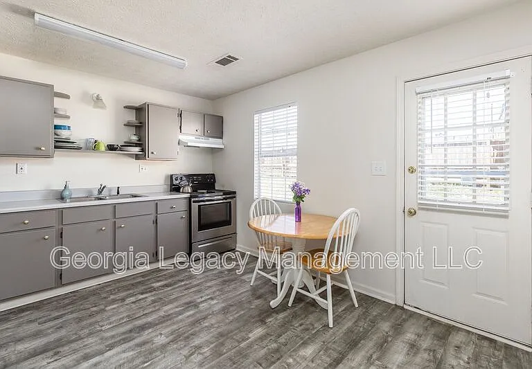 1952 Faulkner Dr — Photo 5