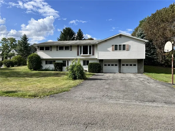 17 Carol Dr, Camillus, NY 13031