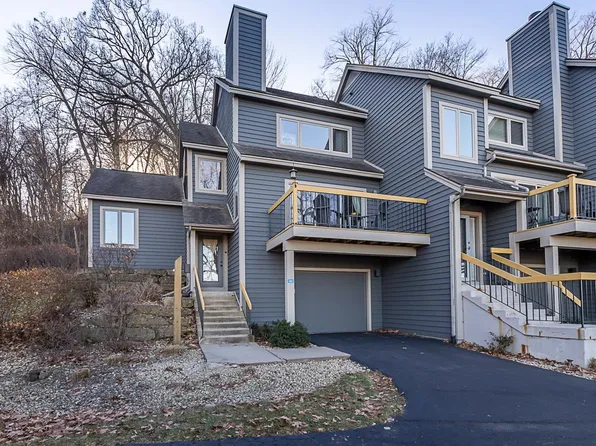 301 Territory Dr, Galena, IL 61036