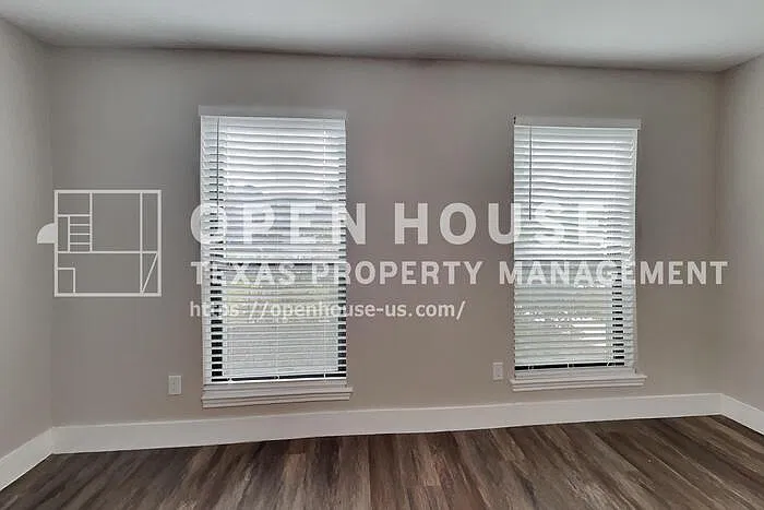 4 bed, 2.5 bath, 2291 sqft, $2,300 — Photo 3