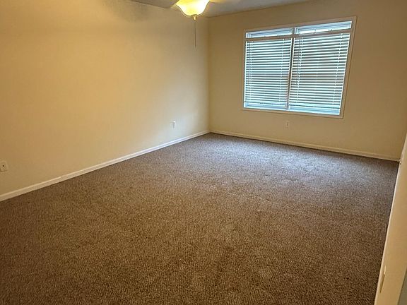 5th image of 644 Cambridge Ct Unit 1-B