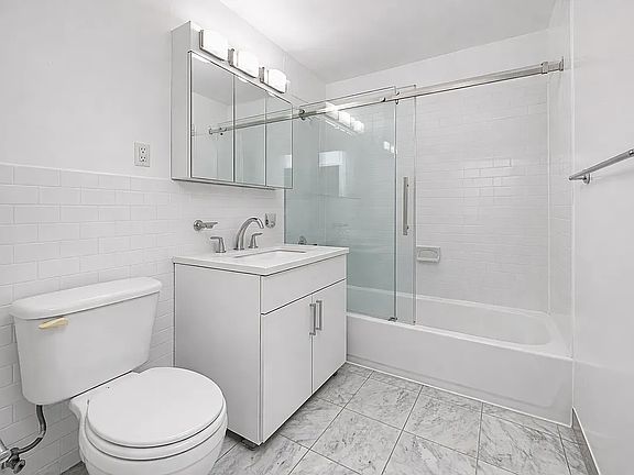 4th image of 165 E 35th St APT 3C