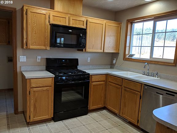 3rd image of 1602 SW Pioneer Dr