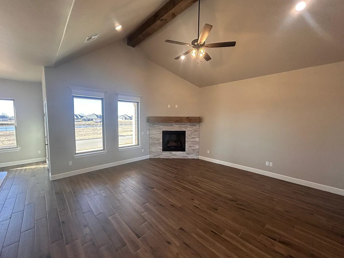 Building Photo - 810 Manzano Dr