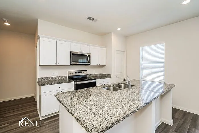 4 bed, 2.5 bath, 2095 sqft, $2,325 — Photo 4
