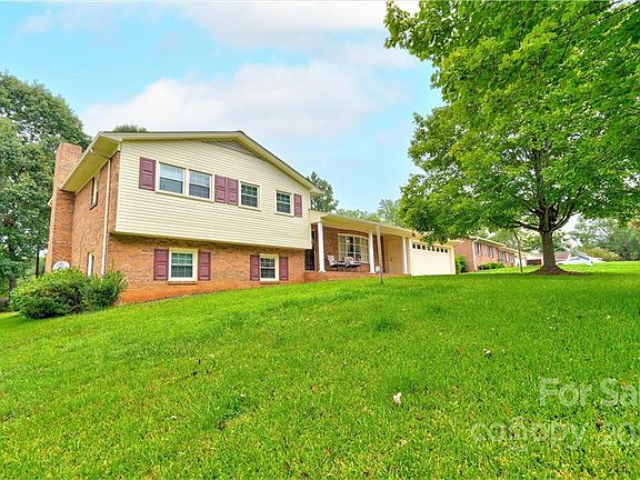 3rd image of 916 Sarratt Dr