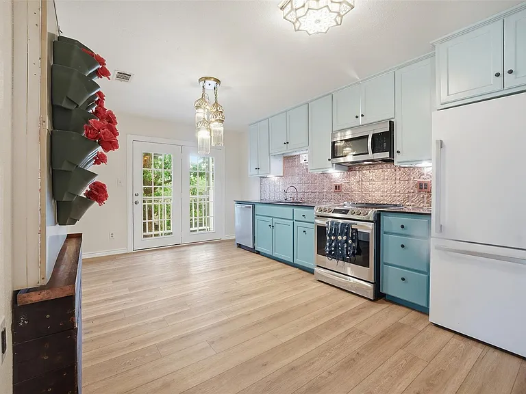 1104 Franklin Dr — Photo 6