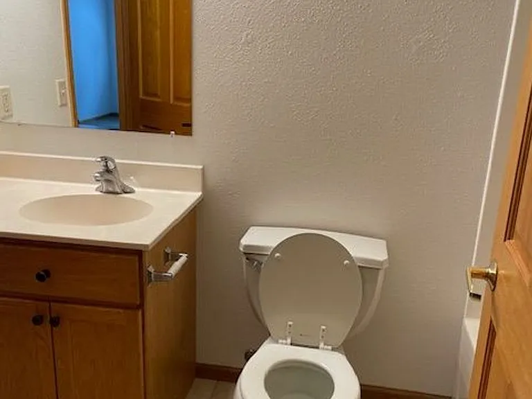 2500 Hillcrest Dr — Photo 5