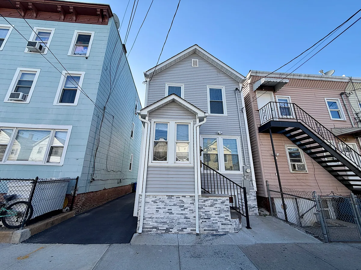 Building Photo - 344 John St #1