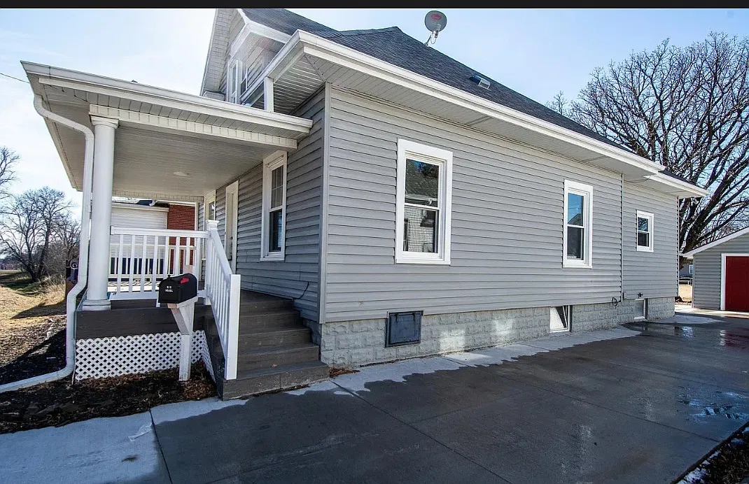 3 bed, 1.0 bath, 1384 sqft, $1,800 — Photo 3