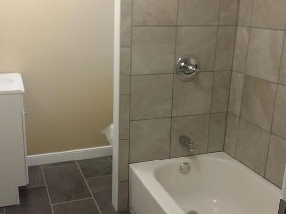 5th image of 400 W Jackson Blvd APT 4