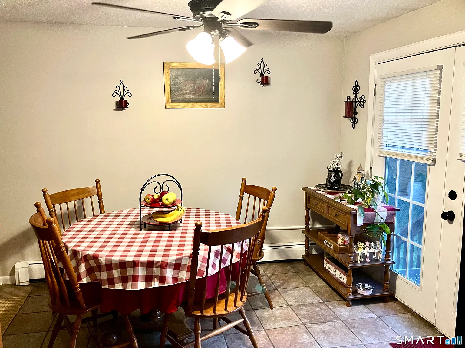 4 bed, 2.0 bath, 2200 sqft, $3,200 — Photo 4