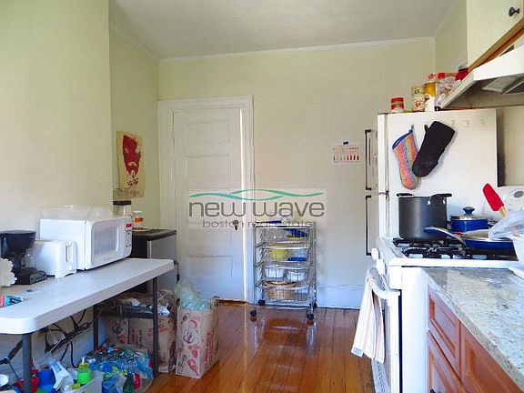 5th image of 533 Newbury St #3