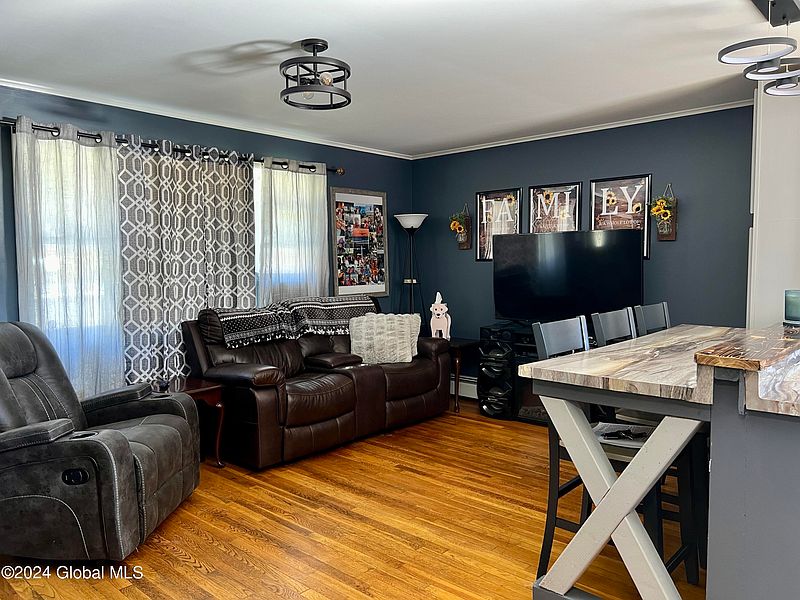 4th image of 125 Hemlock Terrace