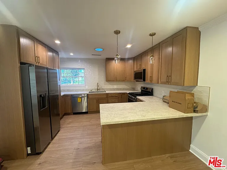 6542 Zelzah Ave — Photo 3