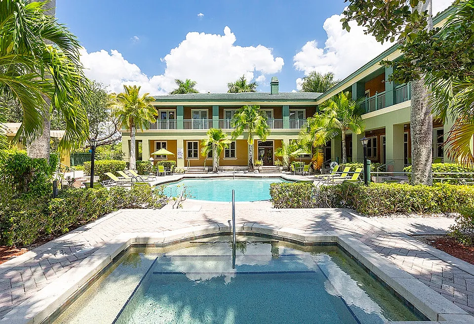 Club Mira Lago Apartments