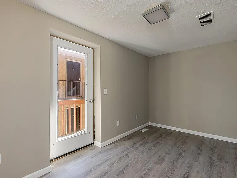 5 bed, 1564 sqft, $2,500 — Photo 2