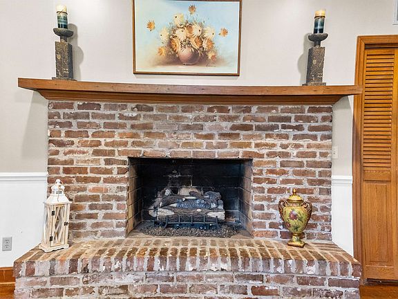 5th image of 221 Azalea Dr.