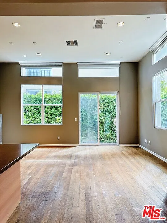 4 bed, 3.0 bath, 2444 sqft, $8,975 — Photo 4