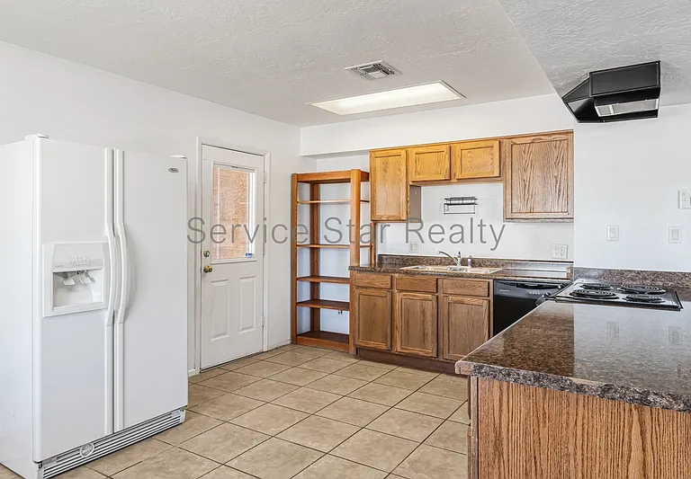 1158 W Hillview St — Photo 4