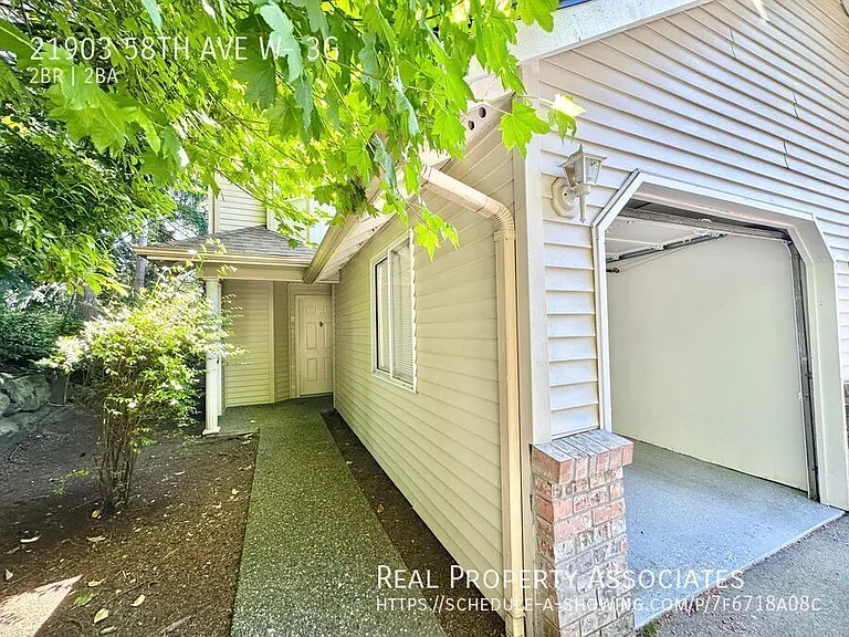 Hillcrest — Photo 23