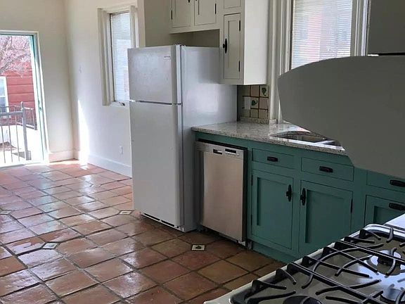 3rd image of 905 W Yandell Dr