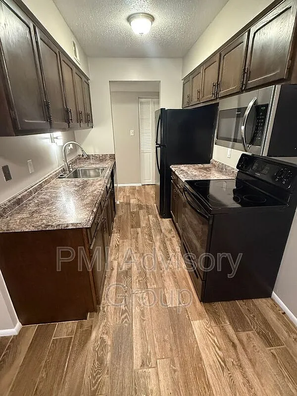2 bed, 1.0 bath, 942 sqft, $775 — Photo 1