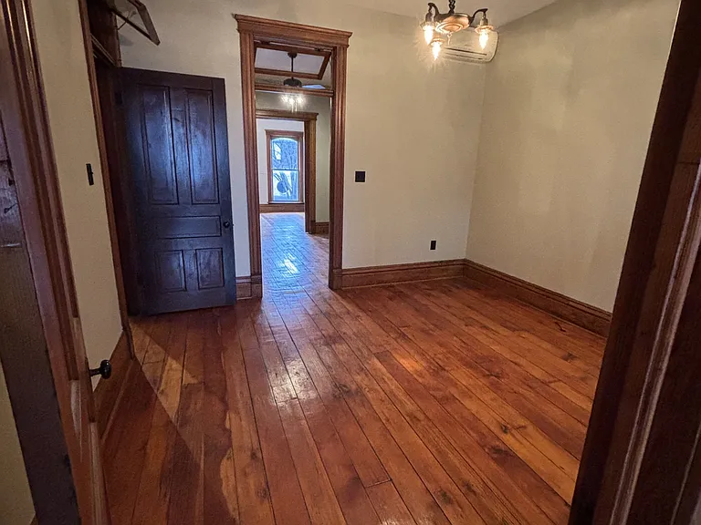 224 1/2 W Madison St — Photo 3