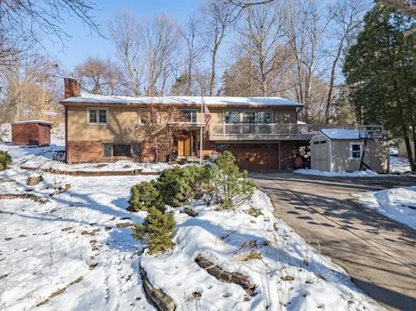 3 Heather Ln, Clinton, IA 52732