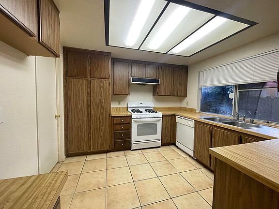 4th image of 586 Parkview Dr
